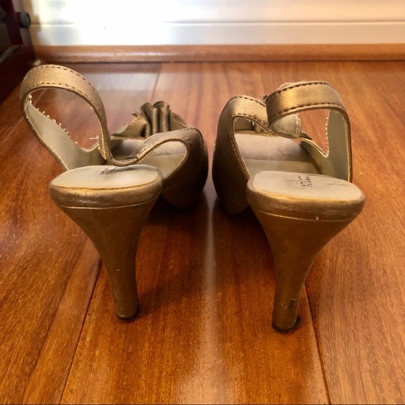 Xhilaration Silver Heels Ruffle Top Size 6 - Picture 9 of 13